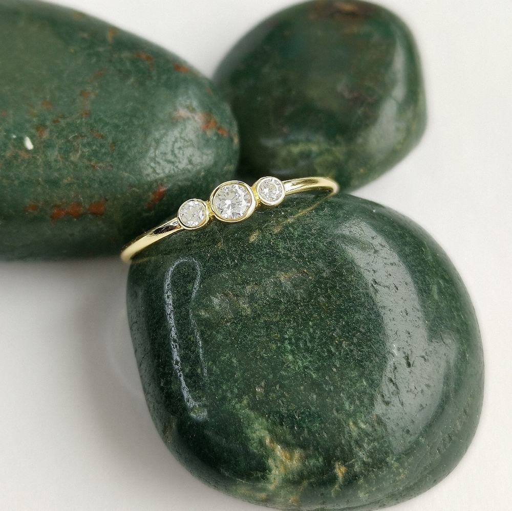 14k gold vermeil ring with White Sapphire size 8 stacking ring 🆕